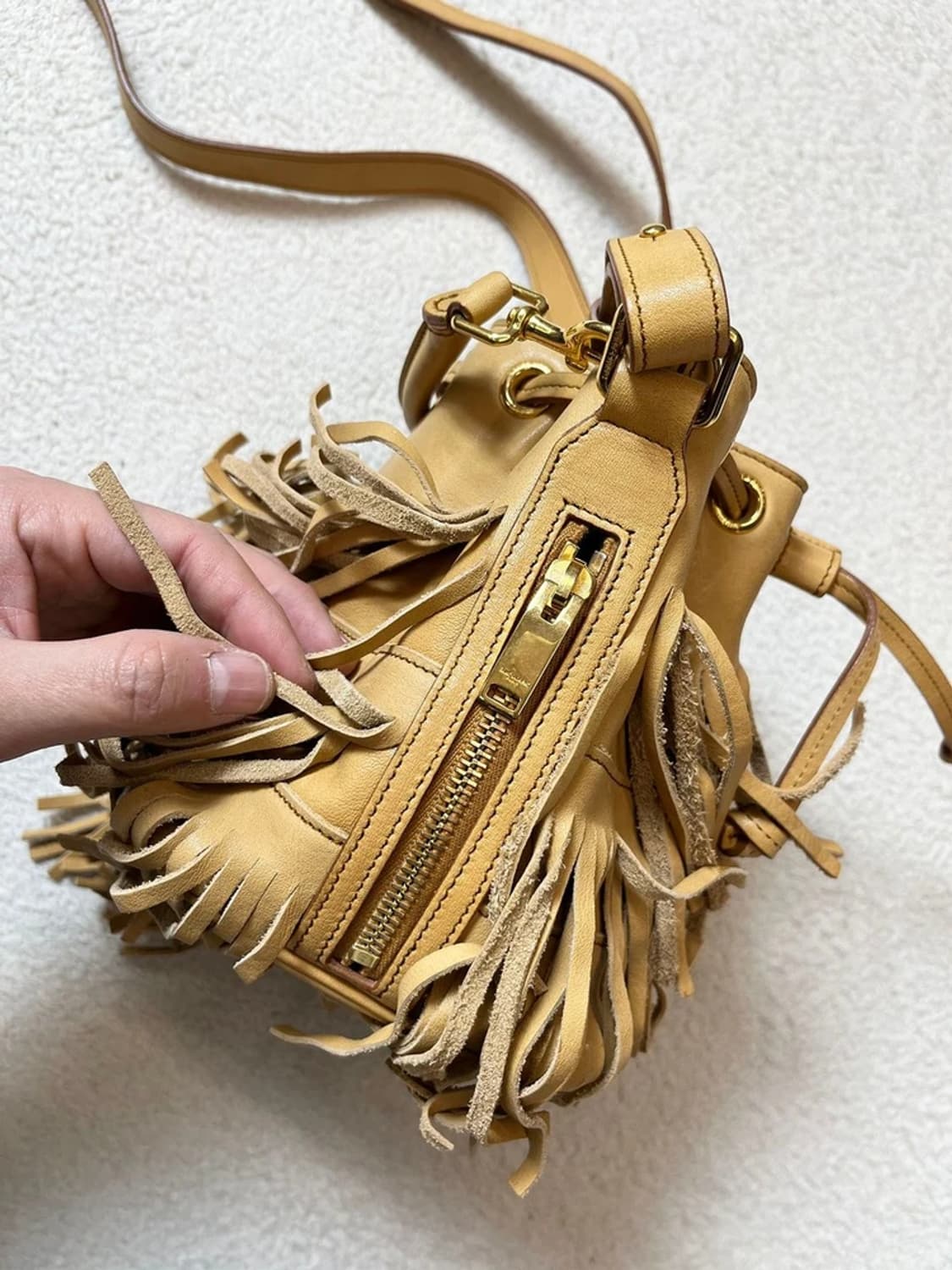 생로랑 스웨이드 엠마누엘 프린지 버킷 크로스백 A1749 상품이미지5