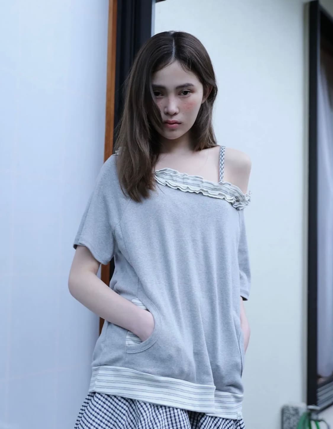 어글리쉐도우 스트라이프 프릴 오프숄더 상품이미지1