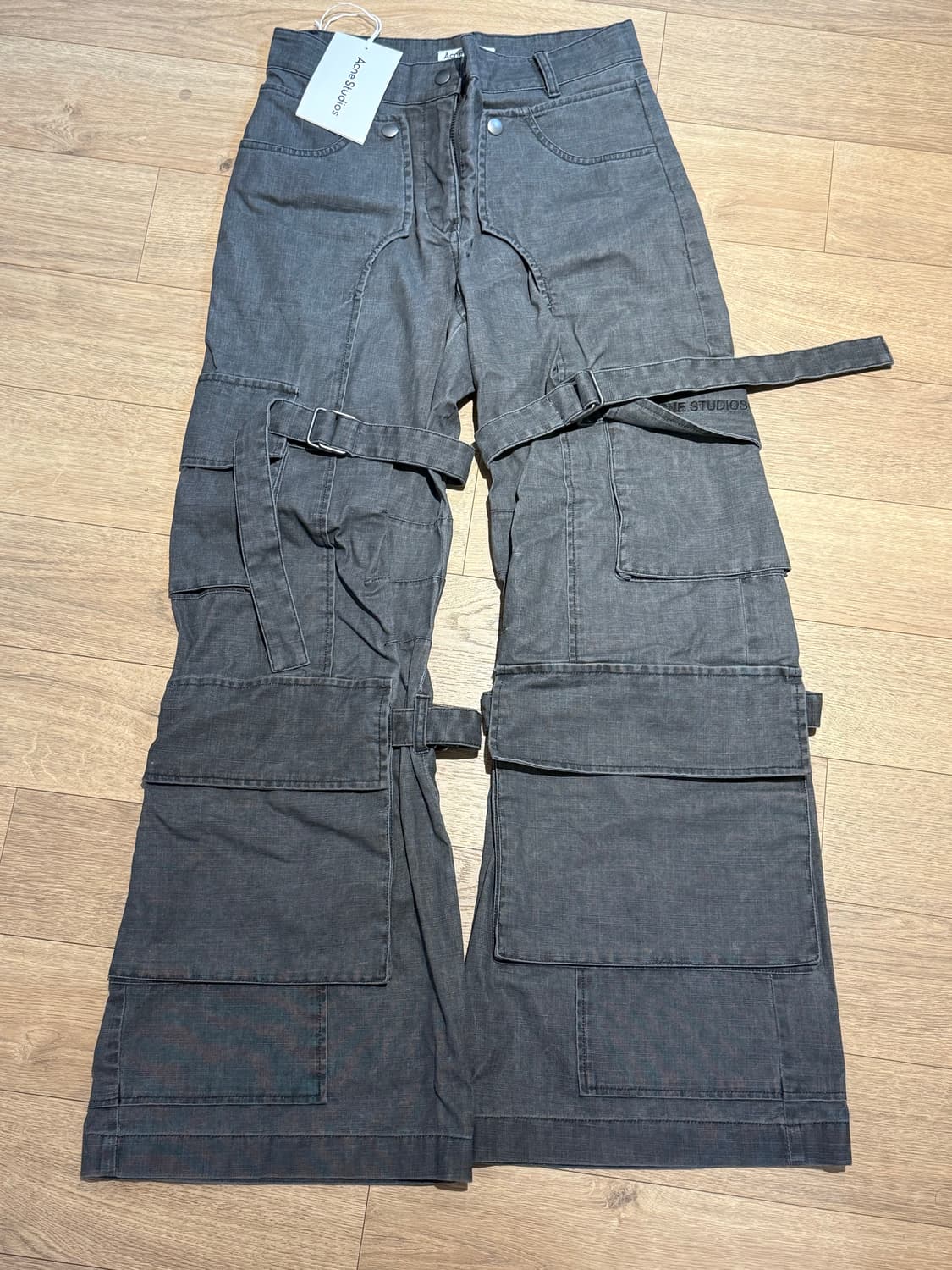 아크네스튜디오 스트랩 디테일 카고팬츠 상품이미지3