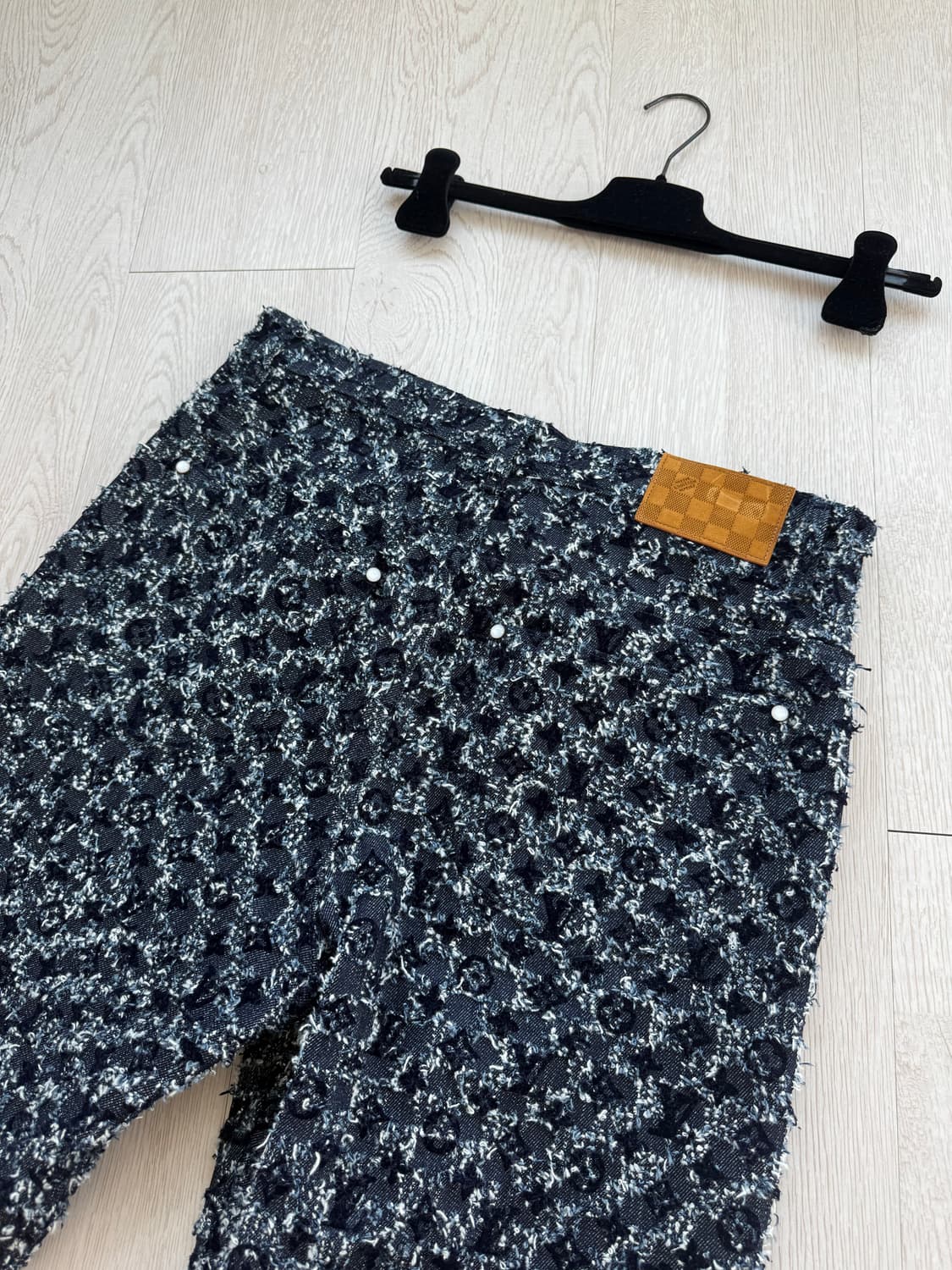 루이비통 플록드 모노그램 데님 스케이트 팬츠 상품이미지5