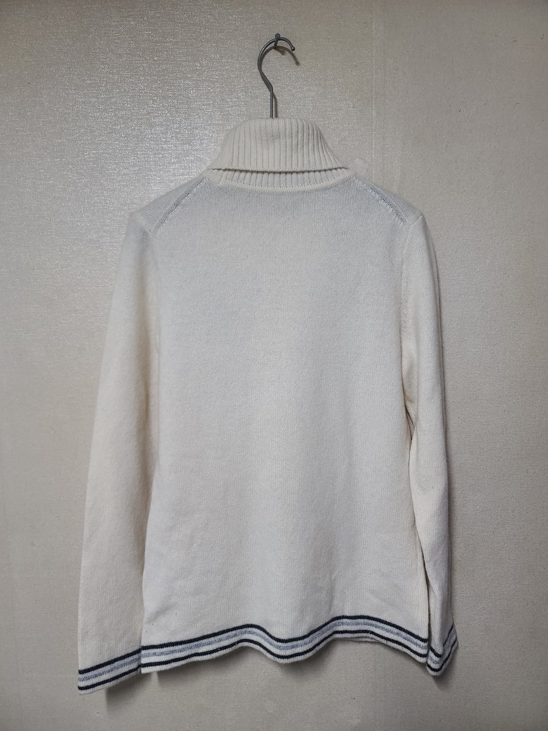 블랙앤화이트 캐시미어 혼방 터틀넥 니트 상품이미지4