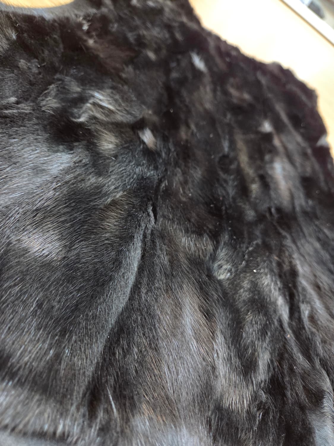 마리엘라 로사티 검정 밍크 베스트 M사이즈입니다. 부드러운 밍크 소재로  상품이미지3