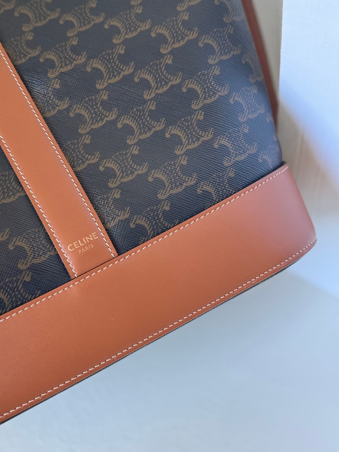 셀린느 트리오페 캔버스 카프스킨 버킷백 미듐 탄 상품이미지5