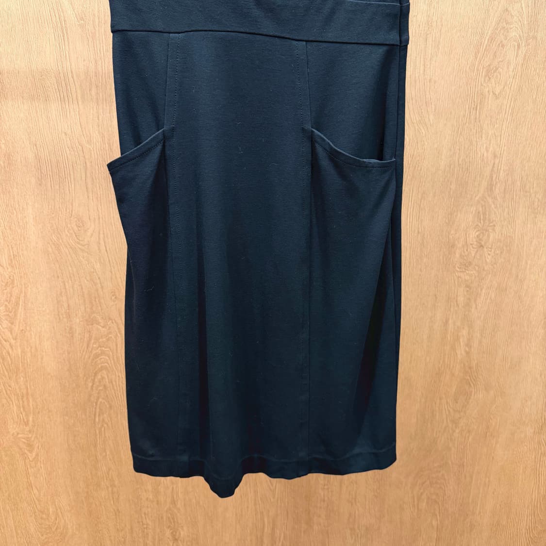 띠어리 롱 스커트 밴딩 웨이스트 레이어드 절개 입체 포켓 디테일 블랙 상품이미지5