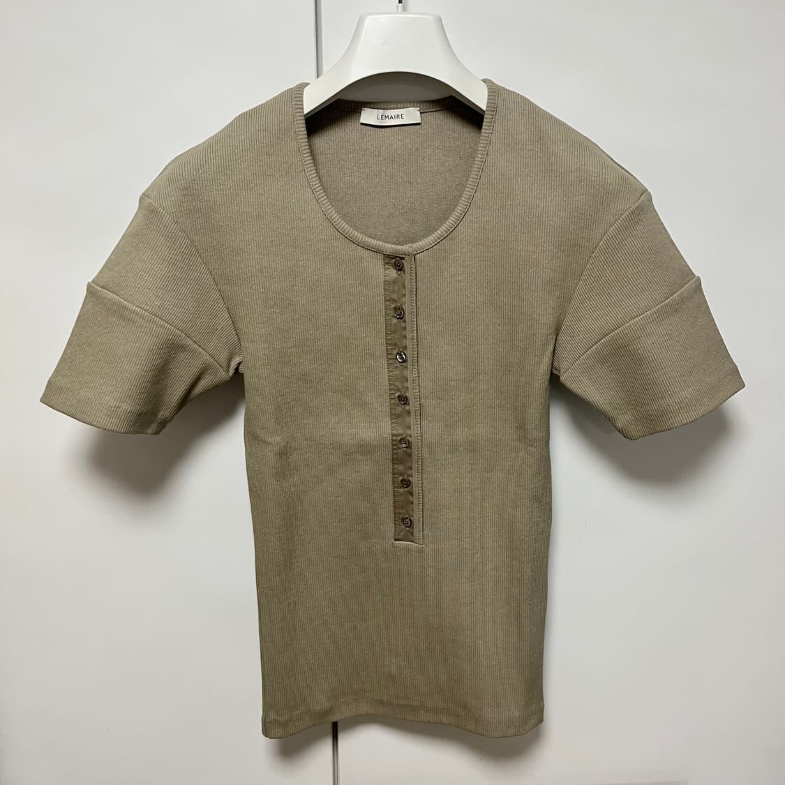 [XS,S,M]르메르 26ss FITTED HENLEY 헨리 니트/세이지 상품이미지1