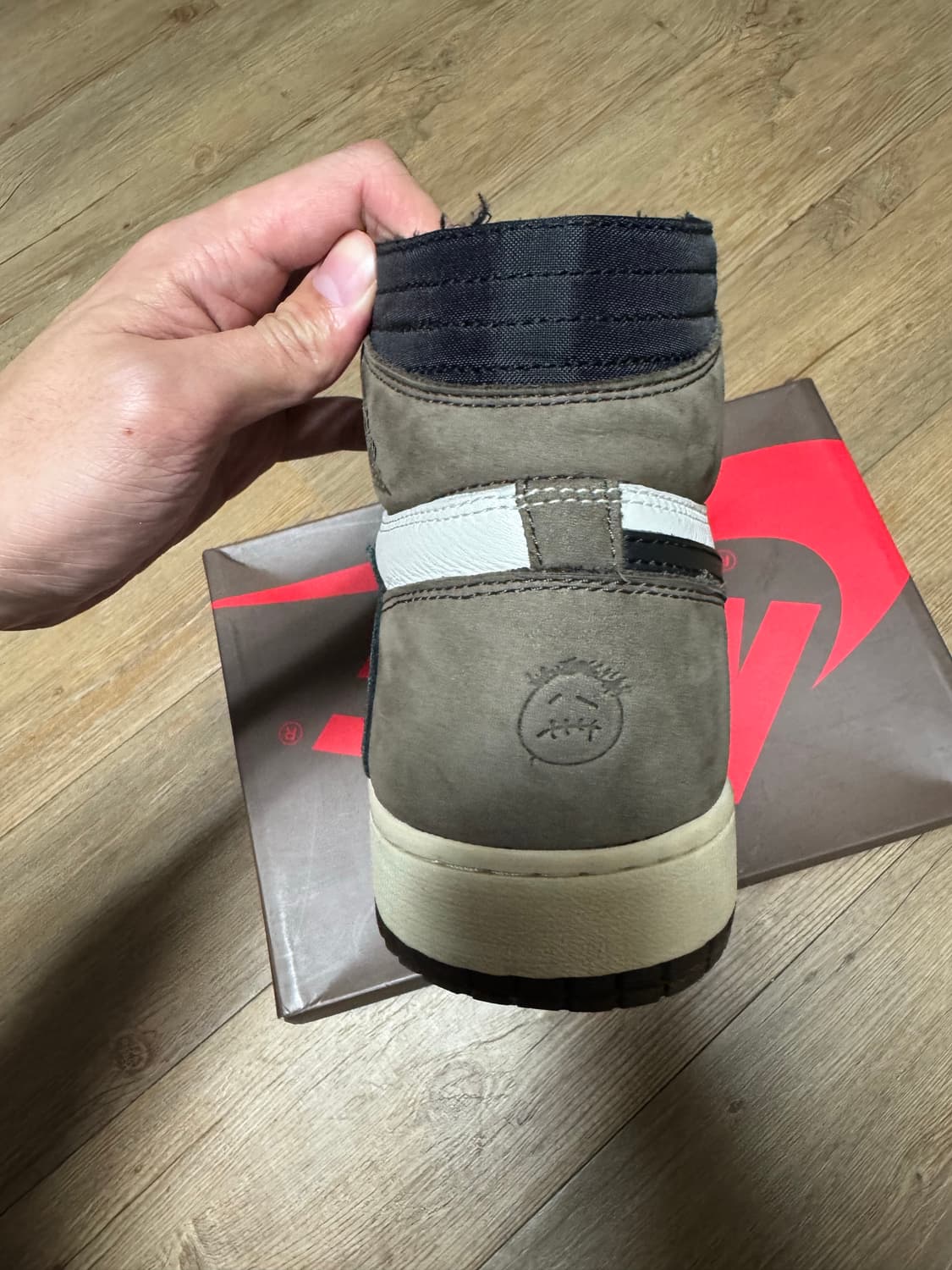 조던 1 하이 OG X 트래비스 스캇 모카 300사이즈 상품이미지5