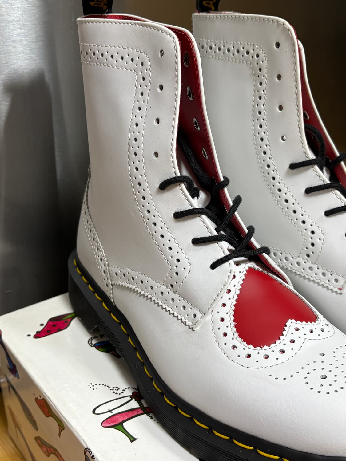 닥터마틴 발렌타인 한정 벤틀리 하트(UK6,US8) 8홀 부츠 새상품 상품이미지2