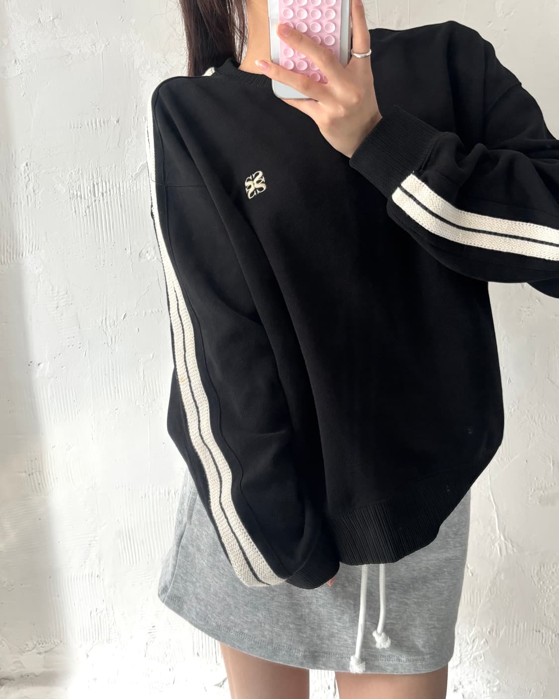 Satur 세터 블랙컬러 스몰로고 사이드라인 니트맨투맨 상품이미지2