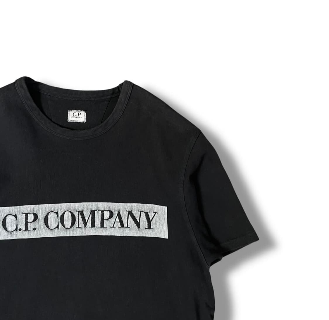 CP컴퍼니 블랙 자수 반팔 L (100) 상품이미지2