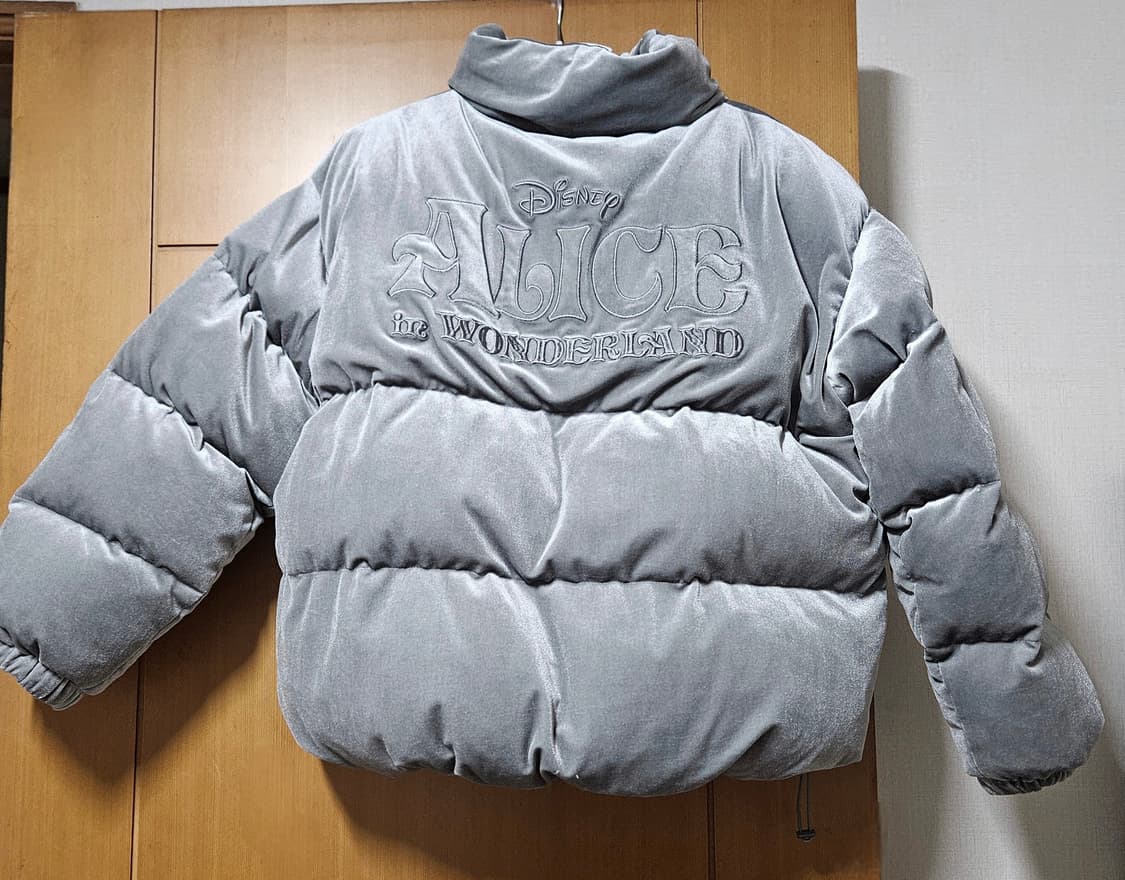 디즈니 앨리스 벨벳 패딩 (그레이) / 실착 5회 미만 / 상태 좋음 상품이미지3