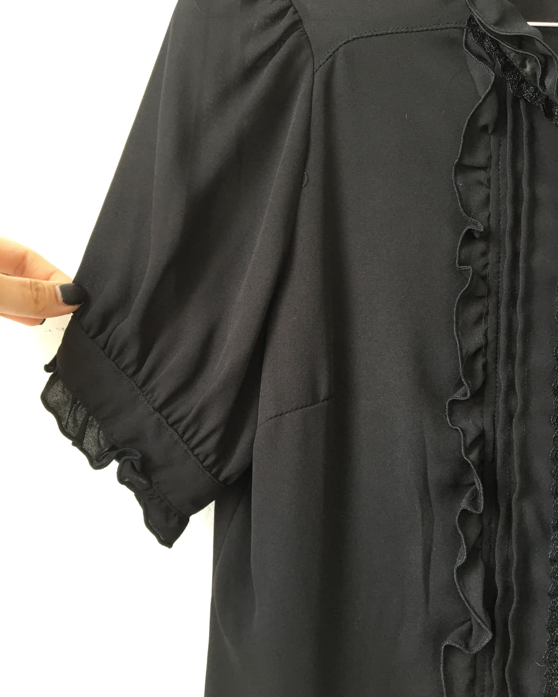 Pin button point frill blouse 상품이미지3