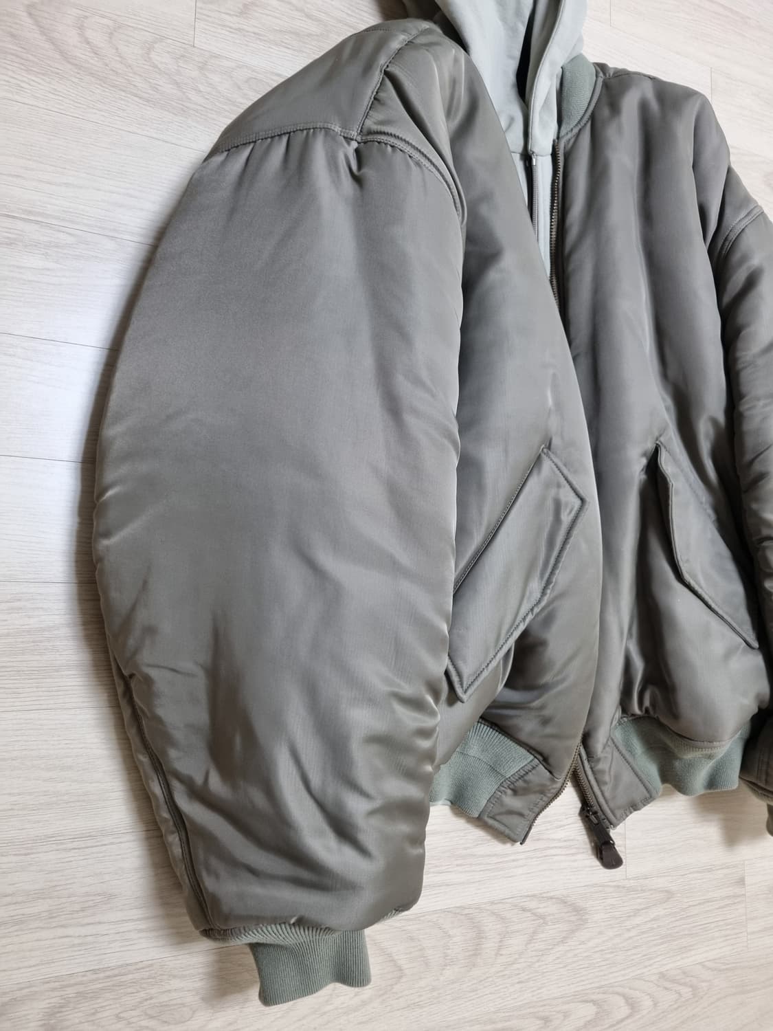 발렌시아가 파리스 올인 봄버 베이지 3 상품이미지10