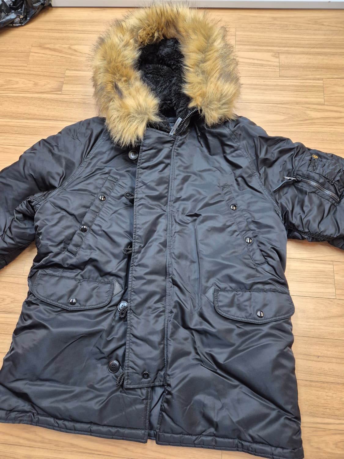 알파인더스트리 블랙 색상 패딩 XL 사이즈입니다. 후드에 털이 달려있어  상품이미지1