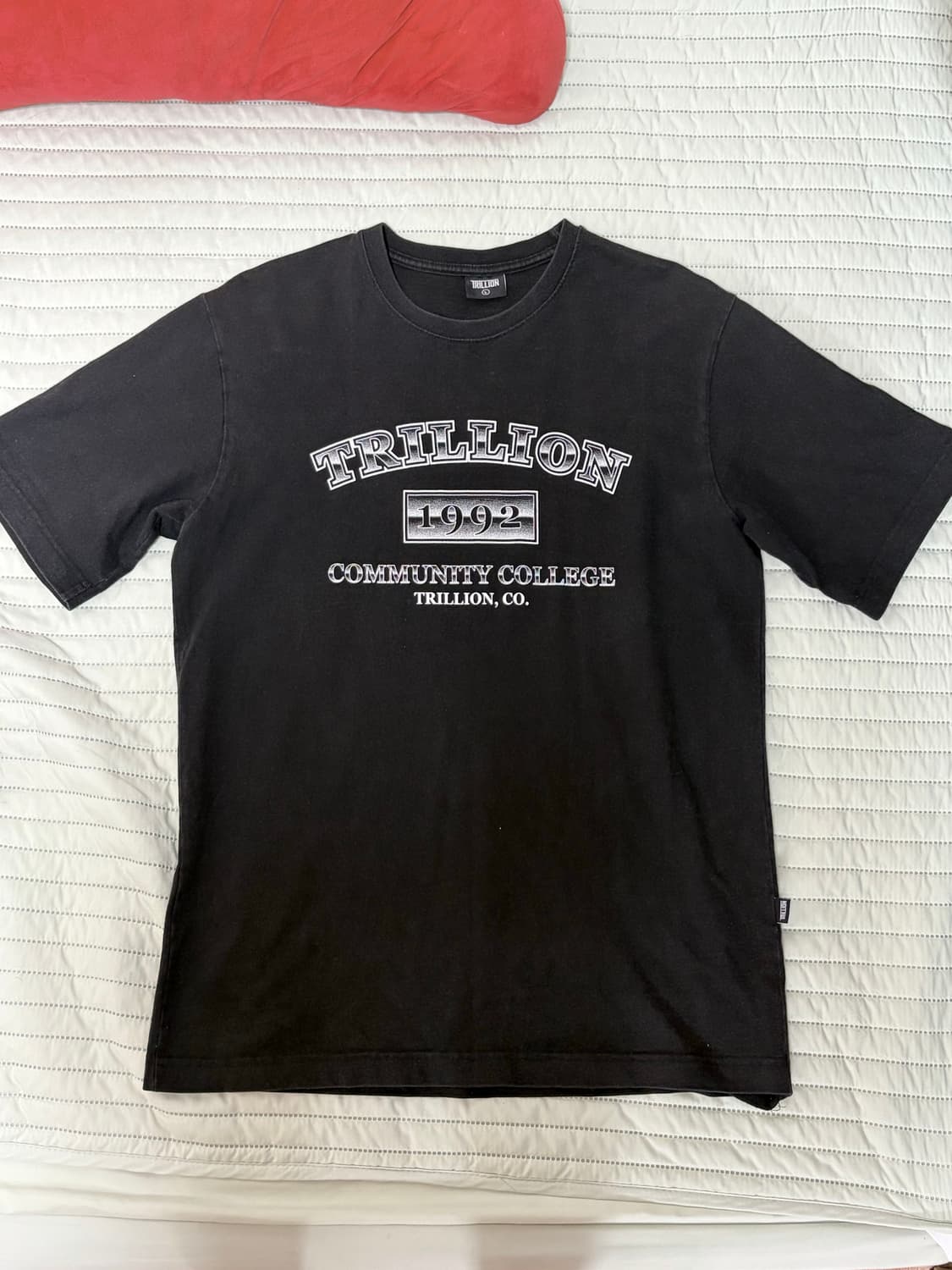 트릴리온 커뮤니티 컬리지 반팔 티셔츠 블랙 L 상품이미지1