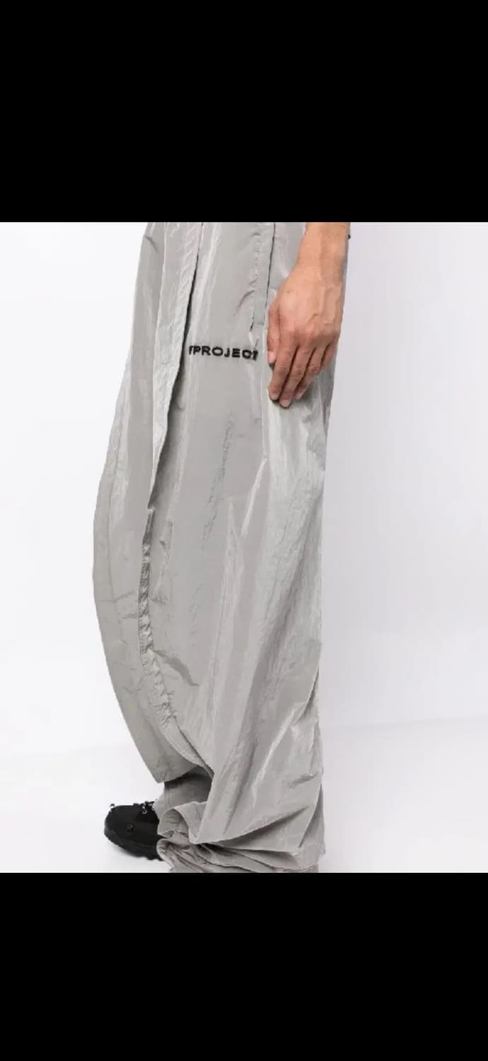 Y/PROJECT 와이프로젝트 로고 프레스드 크리즈 트랙팬츠 그레이M 상품이미지1