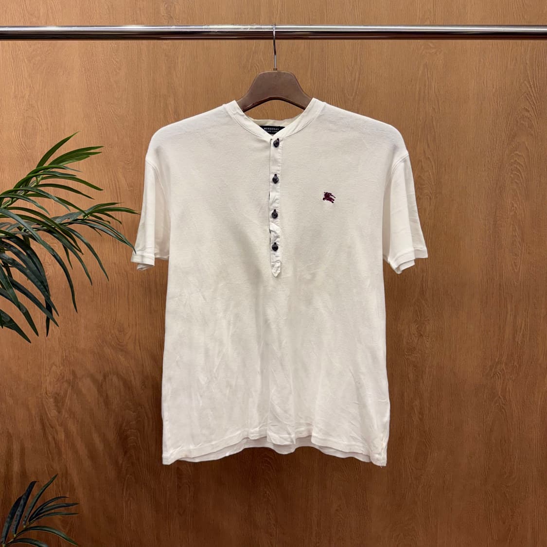 버버리 블랙라벨 헨리넥 자수 로고 반팔 티셔츠 4단추 디테일 화이트 상품이미지1