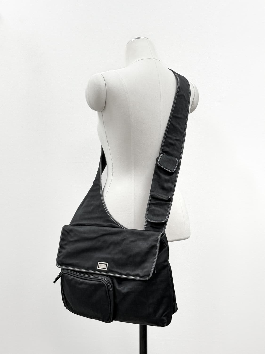 버버리 나일론 슬링 크로스백 블랙 상품이미지4