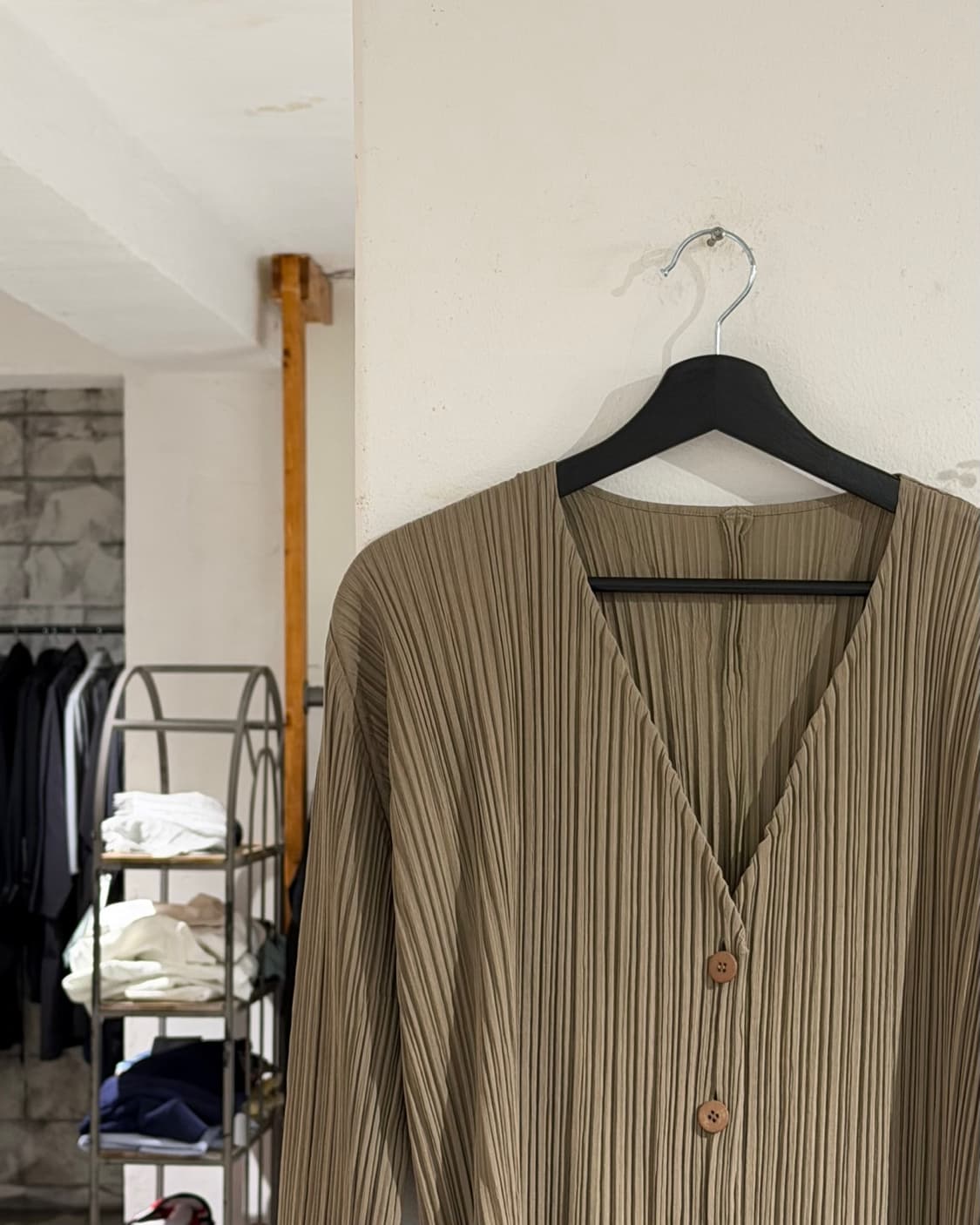 플리츠 플리즈 카키 폴딩 슬리브 펀칭 브이넥 자켓 상품이미지2