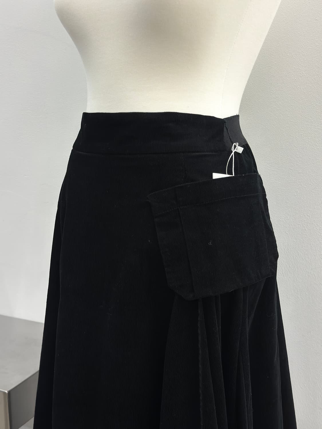 타임 블랙 코듀로이 포켓 롱 스커트  상품이미지2