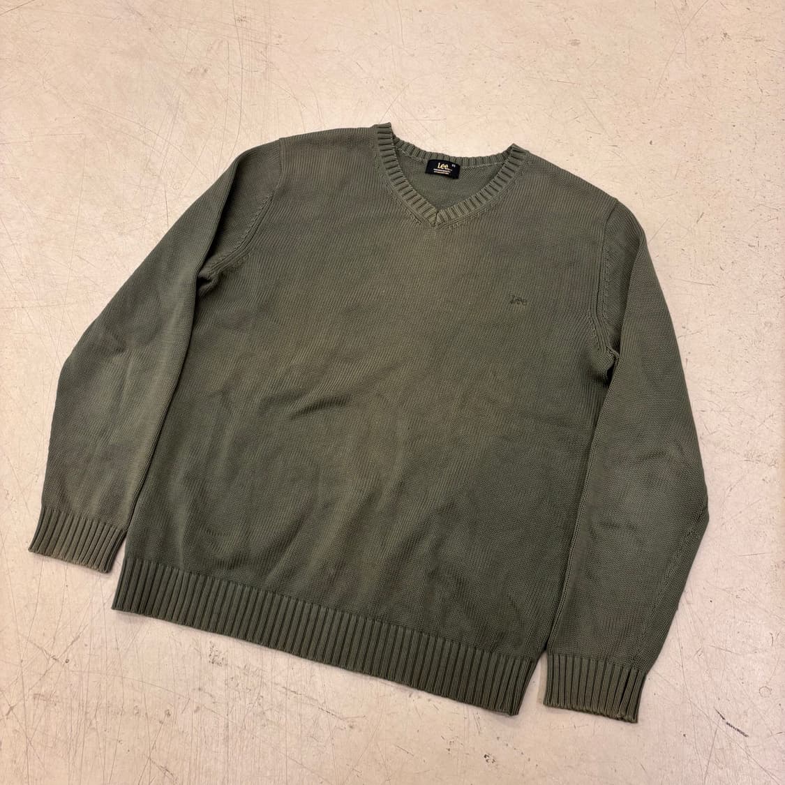 Lee 스몰로고 브이넥 니트 상품이미지1