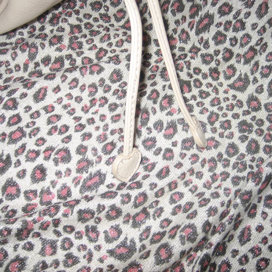 쥬시 꾸뛰르 하트 열쇠 챰 베이지 레더 숄더백 상품이미지4