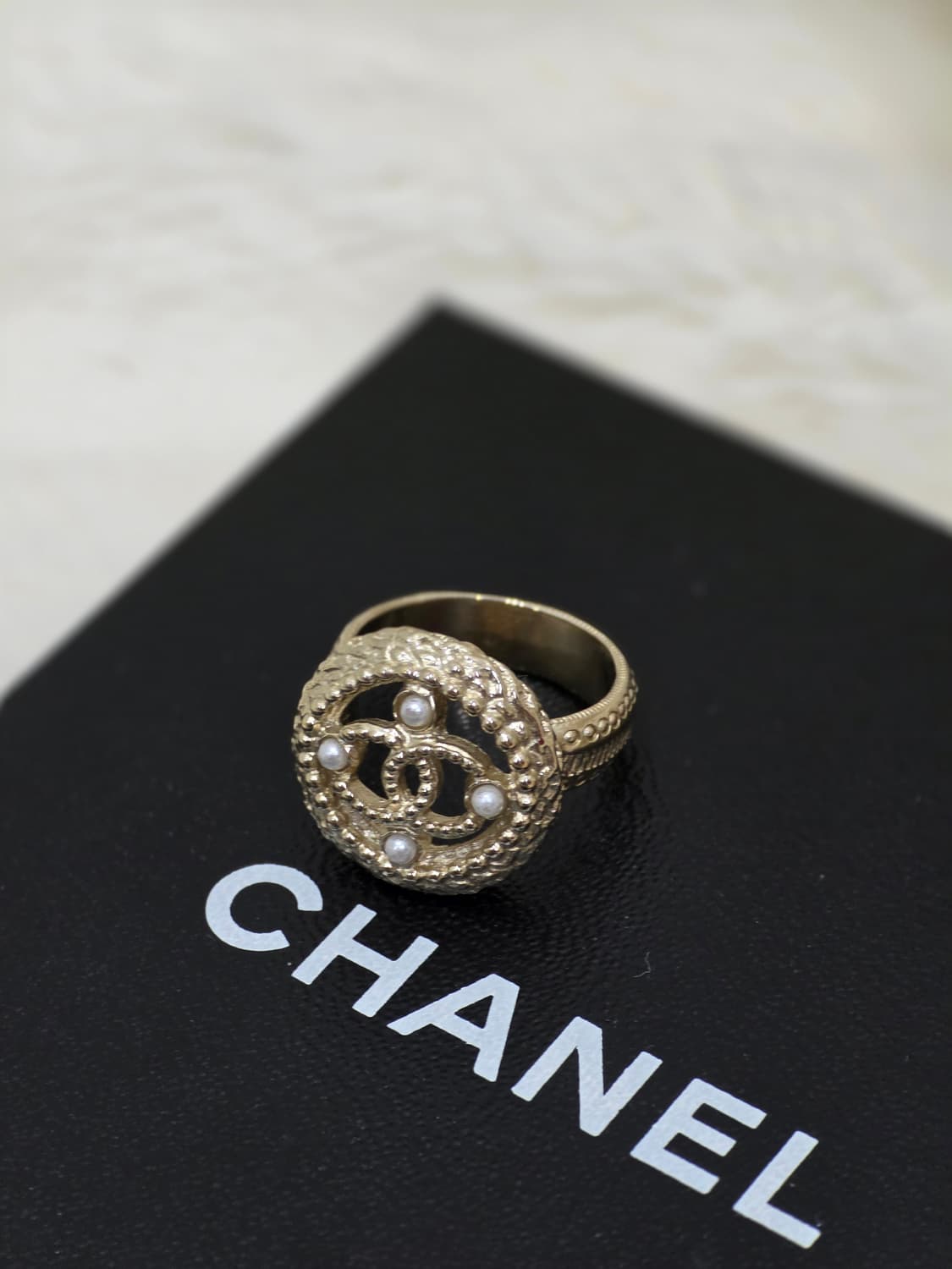 샤넬 진주 CC 로고 꼬임 반지 (A18C 2018년식/상태최상/희귀) 상품이미지1