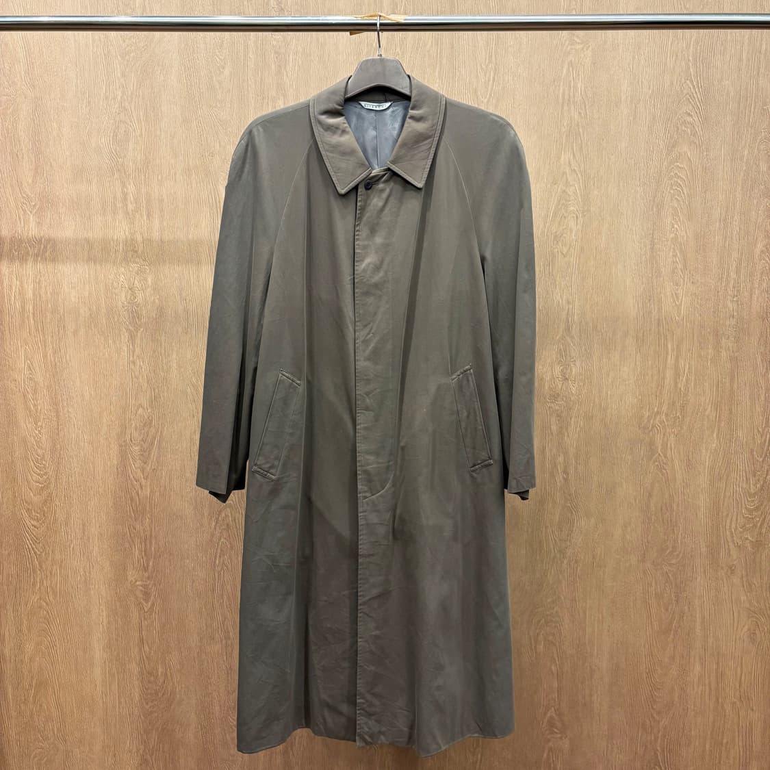 지방시 미니멀 싱글 롱 코트 레귤러 카라 사이드 사선 포켓 디테일 브라운 상품이미지2