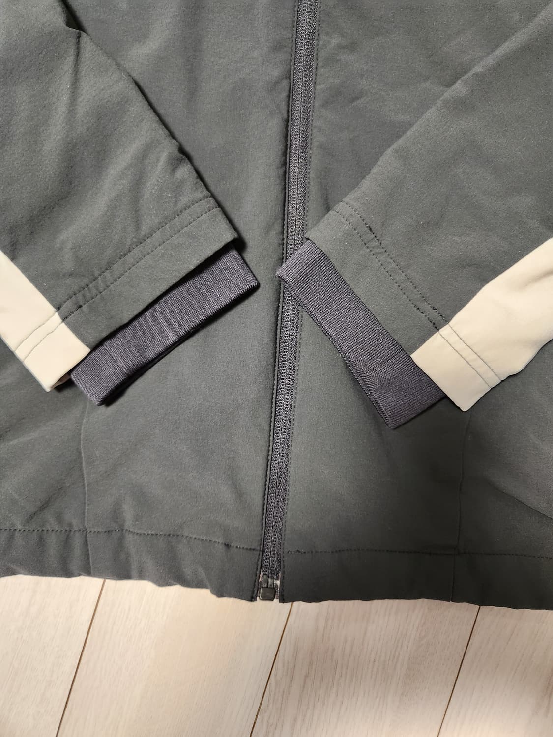 데상트 바람막이 집업 자켓 사이즈100(L)

오염 하자없이 깨끗해요^^ 상품이미지2