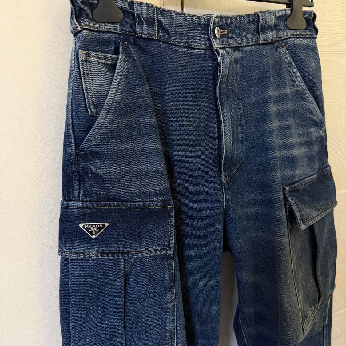 [국내 매장] 프라다 로고 데님 팬츠 (인보이스⭕️) 상품이미지4