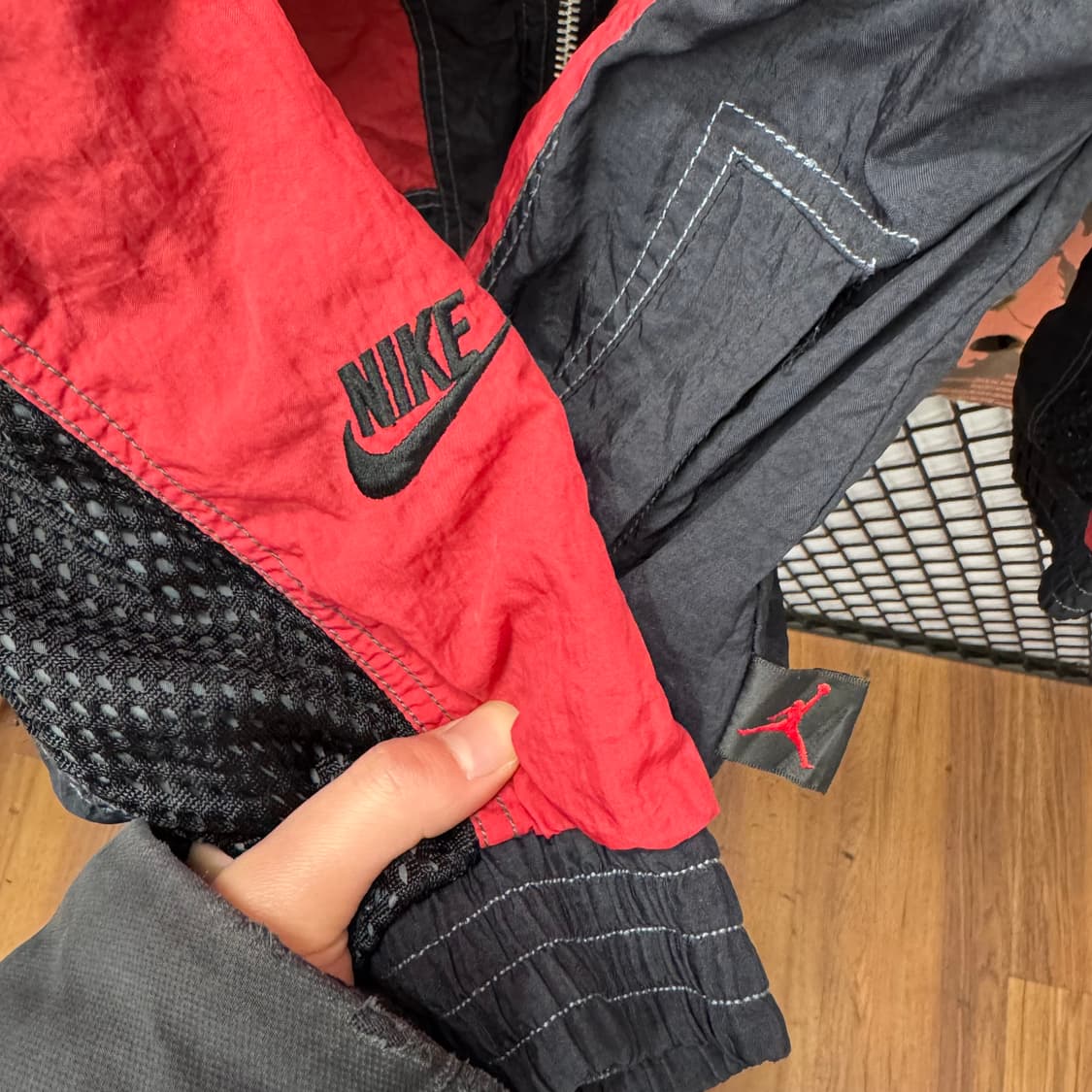 나이키 X 에어조던 윈드브레이커 후면 레터링 로고 포인트 레드 블랙 상품이미지6