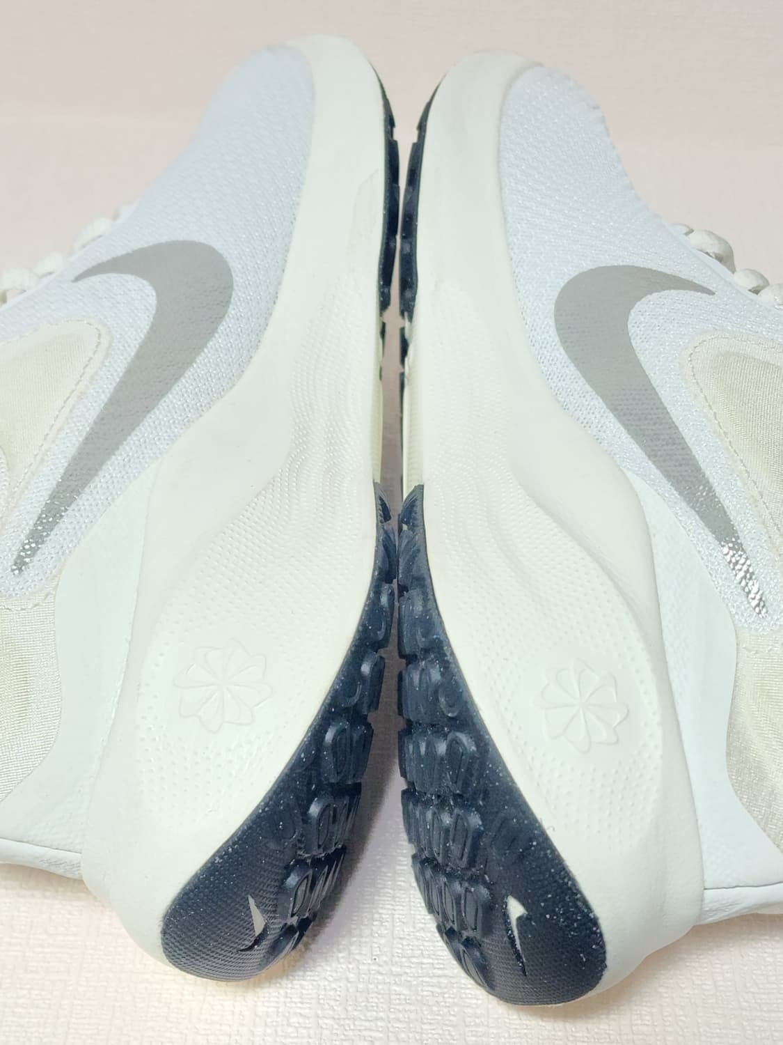 나이키 레볼루션 7 화이트 245mm 새상품 상품이미지3