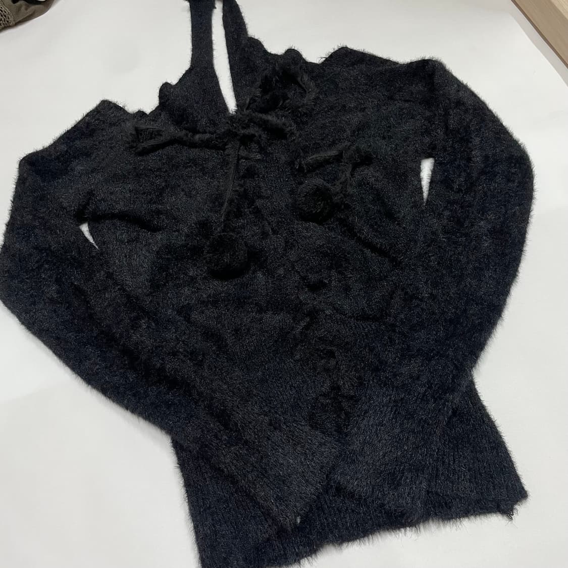 오프숄더 폼폼 홀터넥 니트  상품이미지1