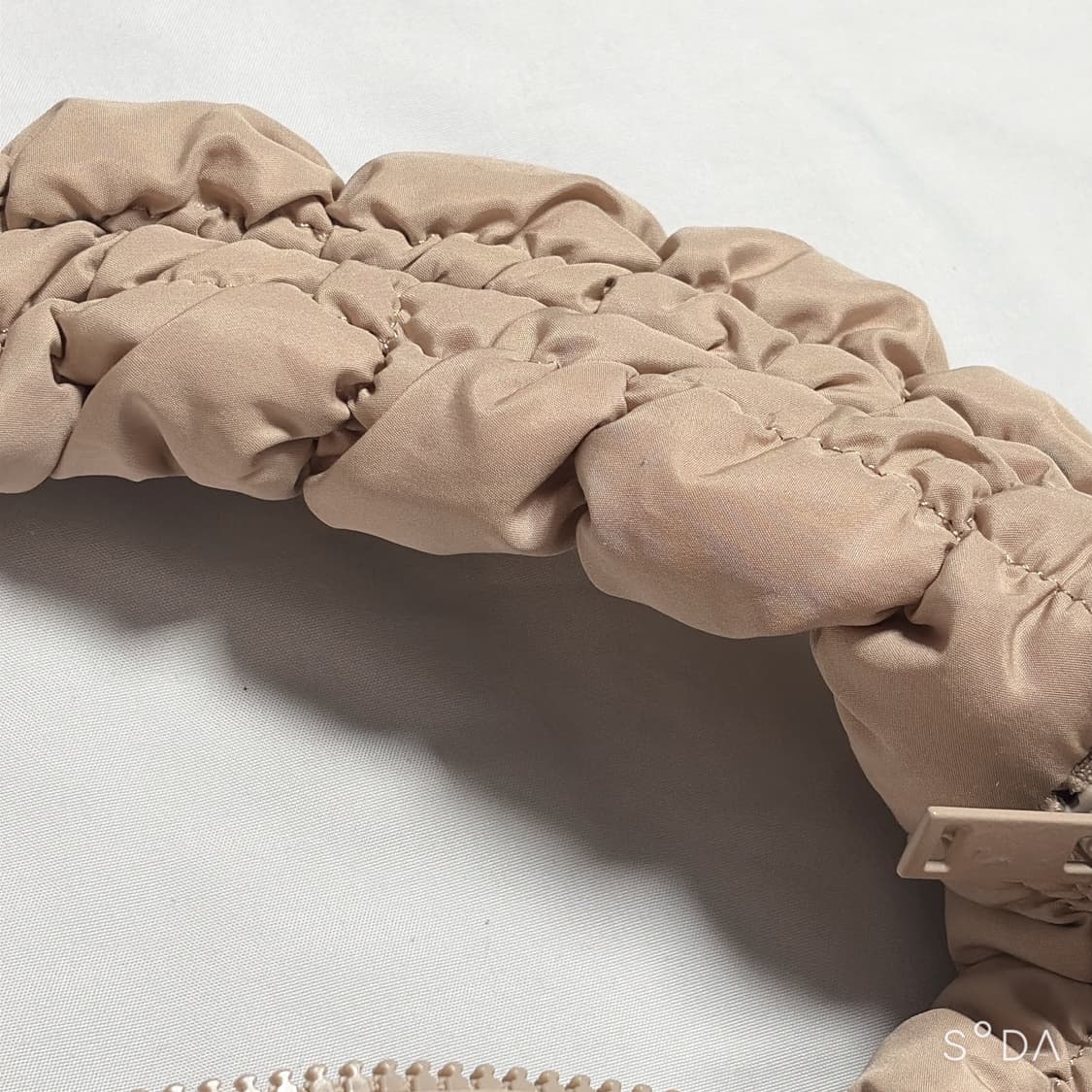 코스 오버사이즈 퀄팅백 구름백 베이지 상품이미지5