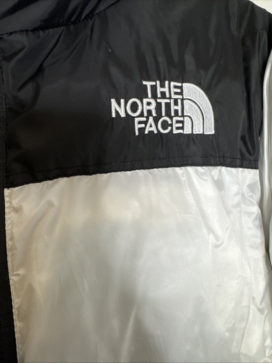 18FW 노스페이스 700 후디 패딩 화이트 블랙 상품이미지2