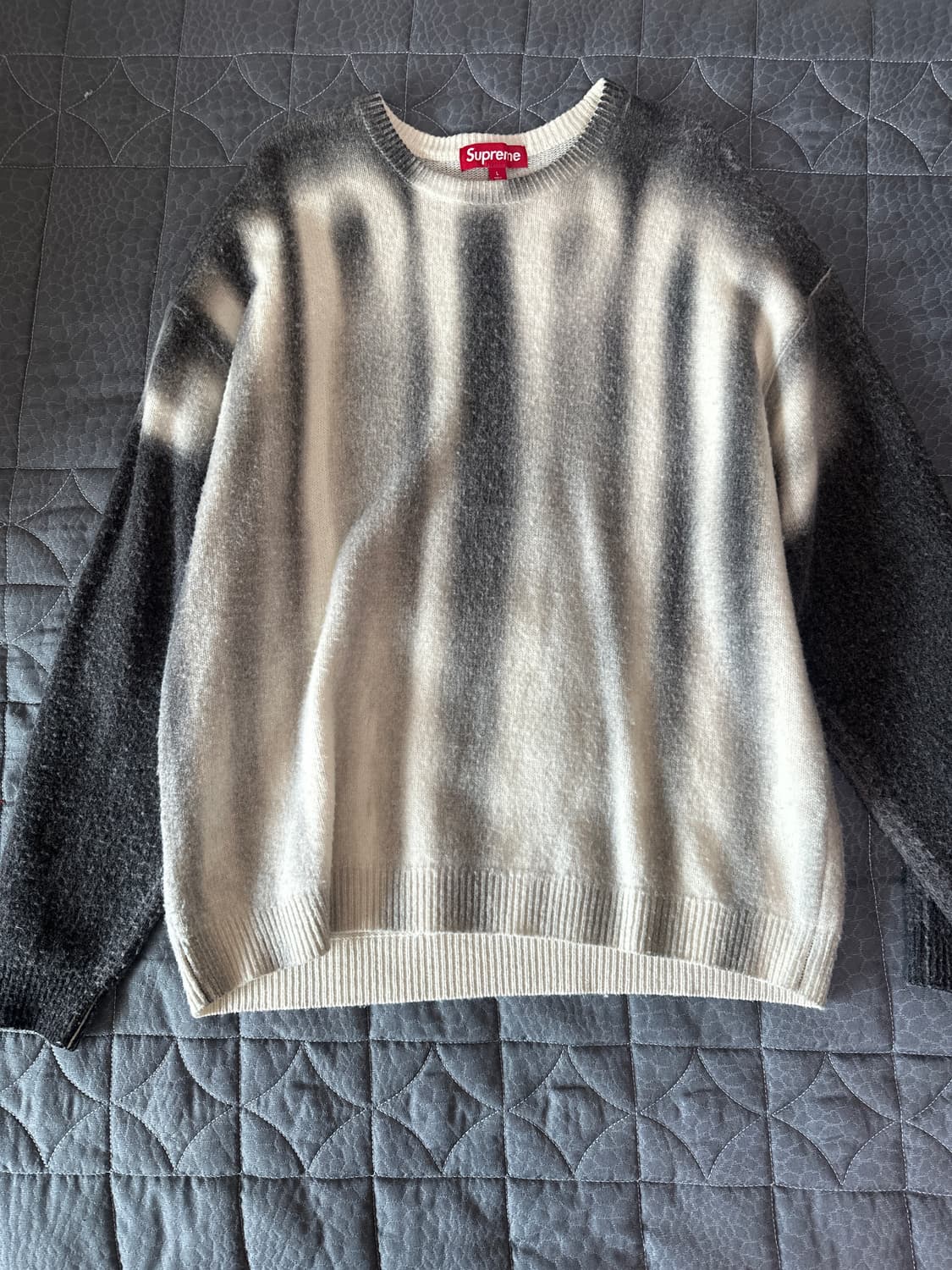 슈프림 블러드 로고 스웨터 블랙 - 23FW 상품이미지1