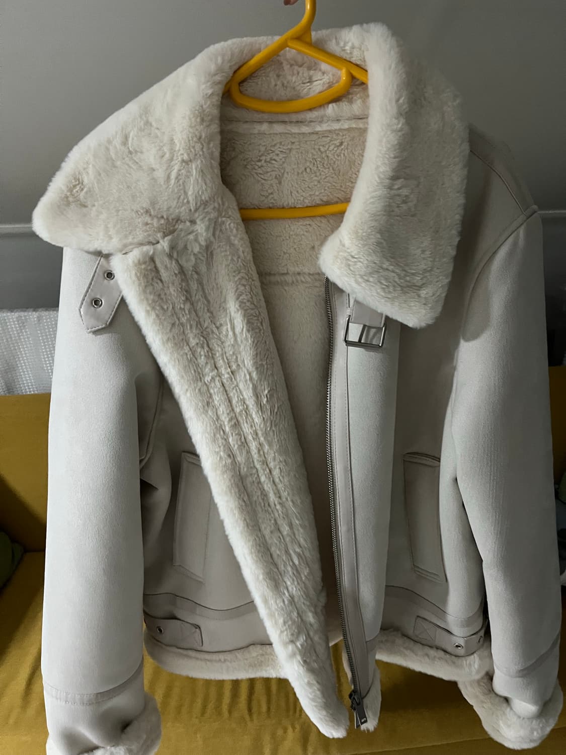 스파오 퍼 배색 무스탕 크림 상품이미지2