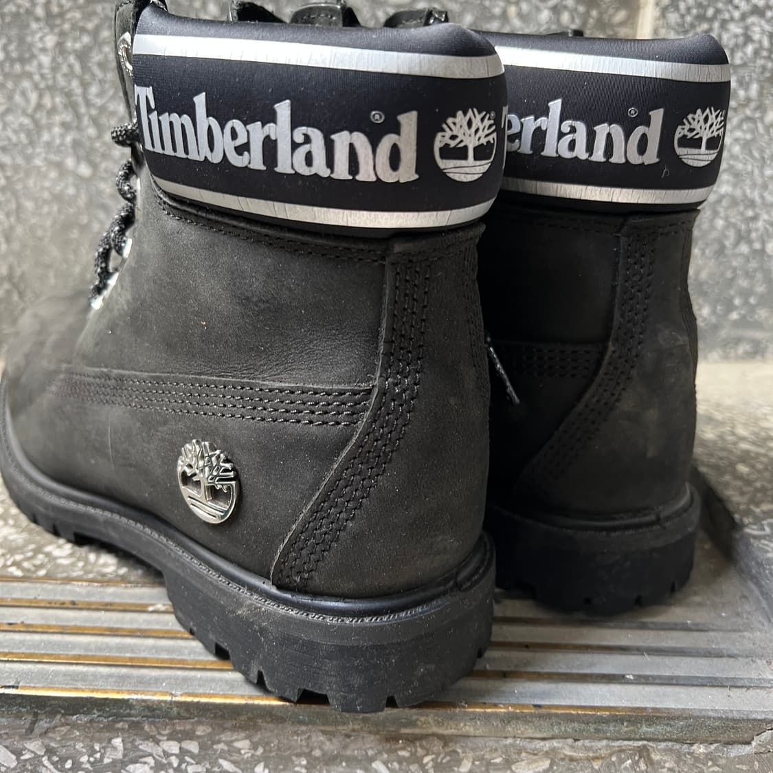 팀버랜드 6인치 프리미엄 블랙 누벅 실버 로고 부츠 상품이미지4