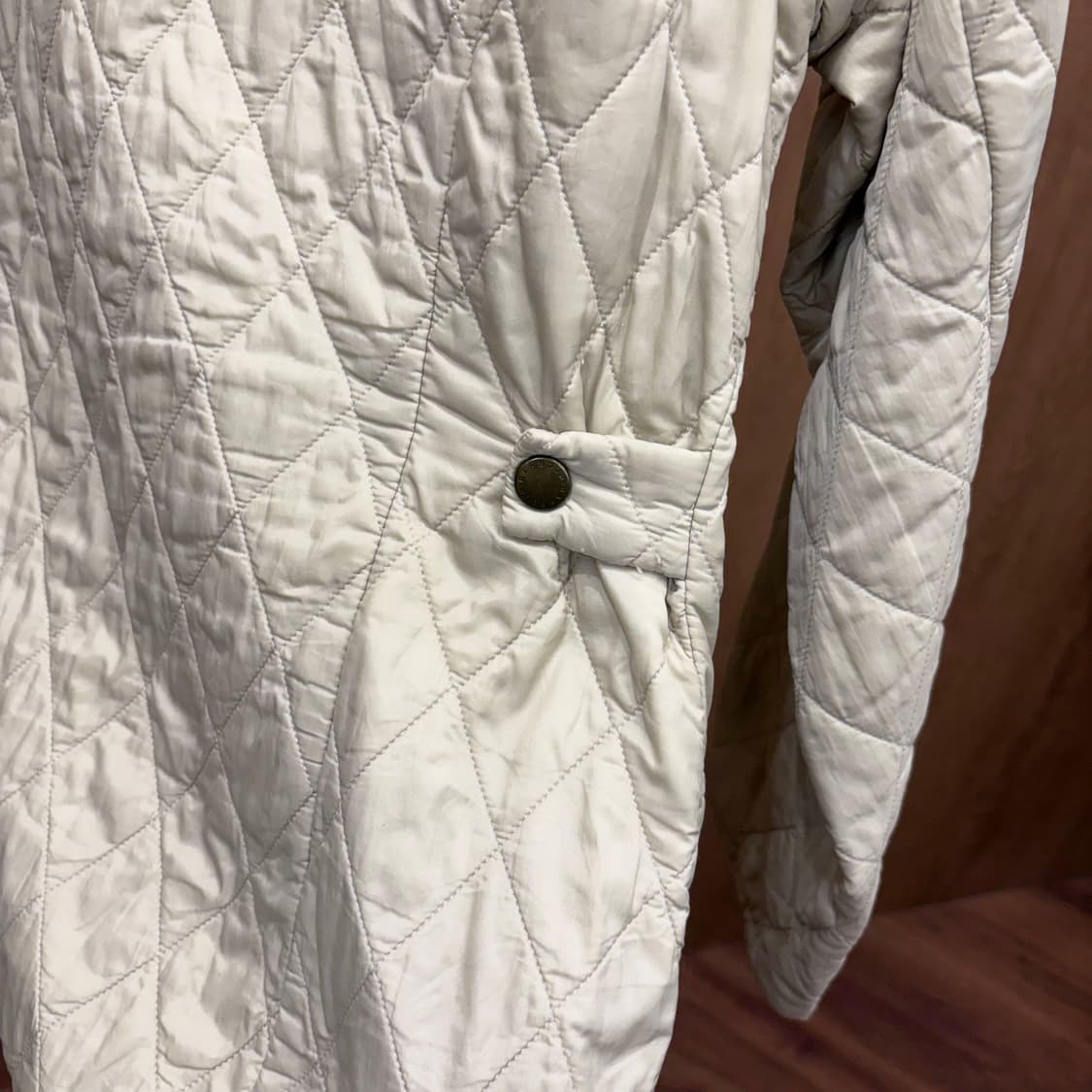 바버 퀄팅 자켓 하이넥 스탠드 카라 허리 양쪽 버튼 탭 디테일 아이보리 상품이미지6