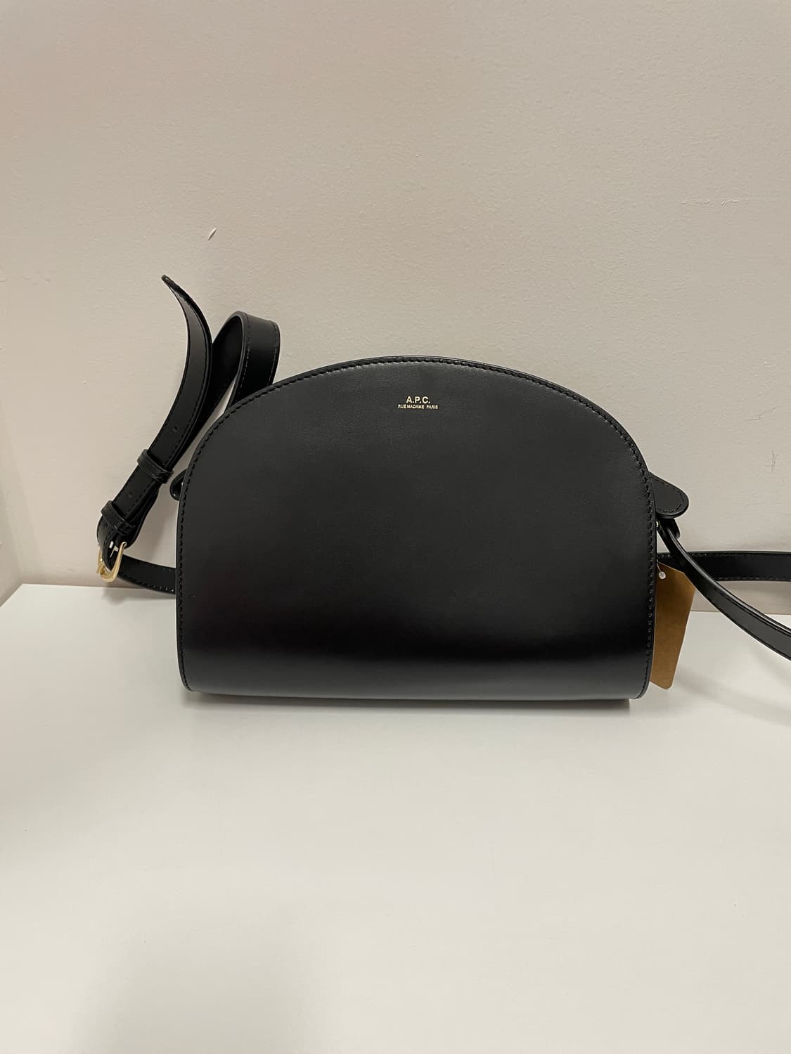 A.P.C 하프 문 미니 크로스백 상품이미지1