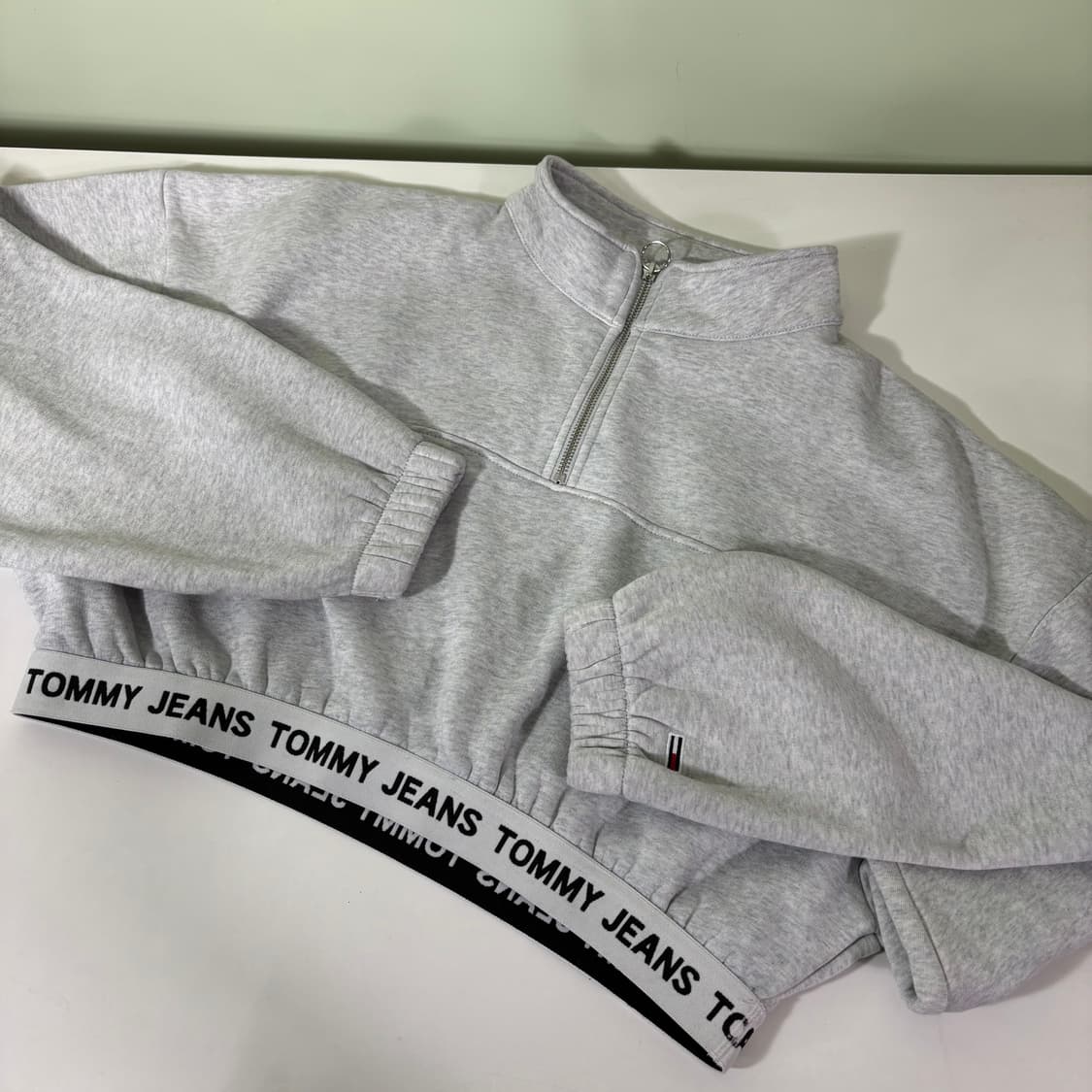 우먼FREE 타미진스 타미힐피거 그레이 반집업 크롭 맨투맨 상품이미지2
