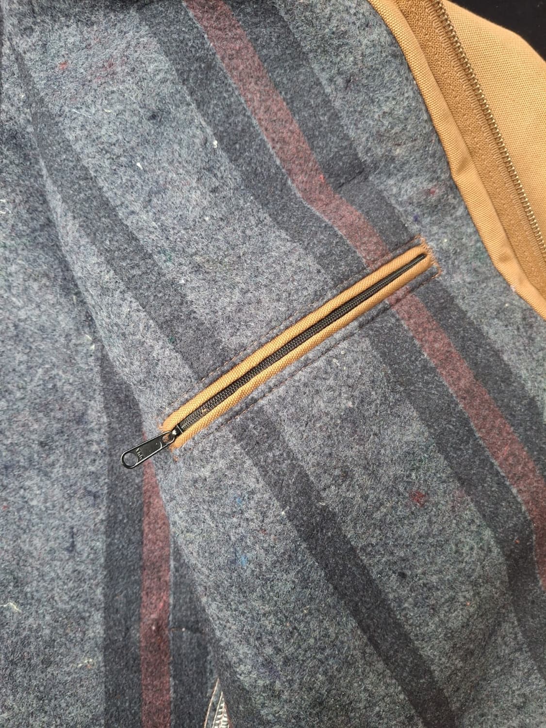 칼하트 디트로이트 USA 플래그 커스텀 자켓 브라운  상품이미지6