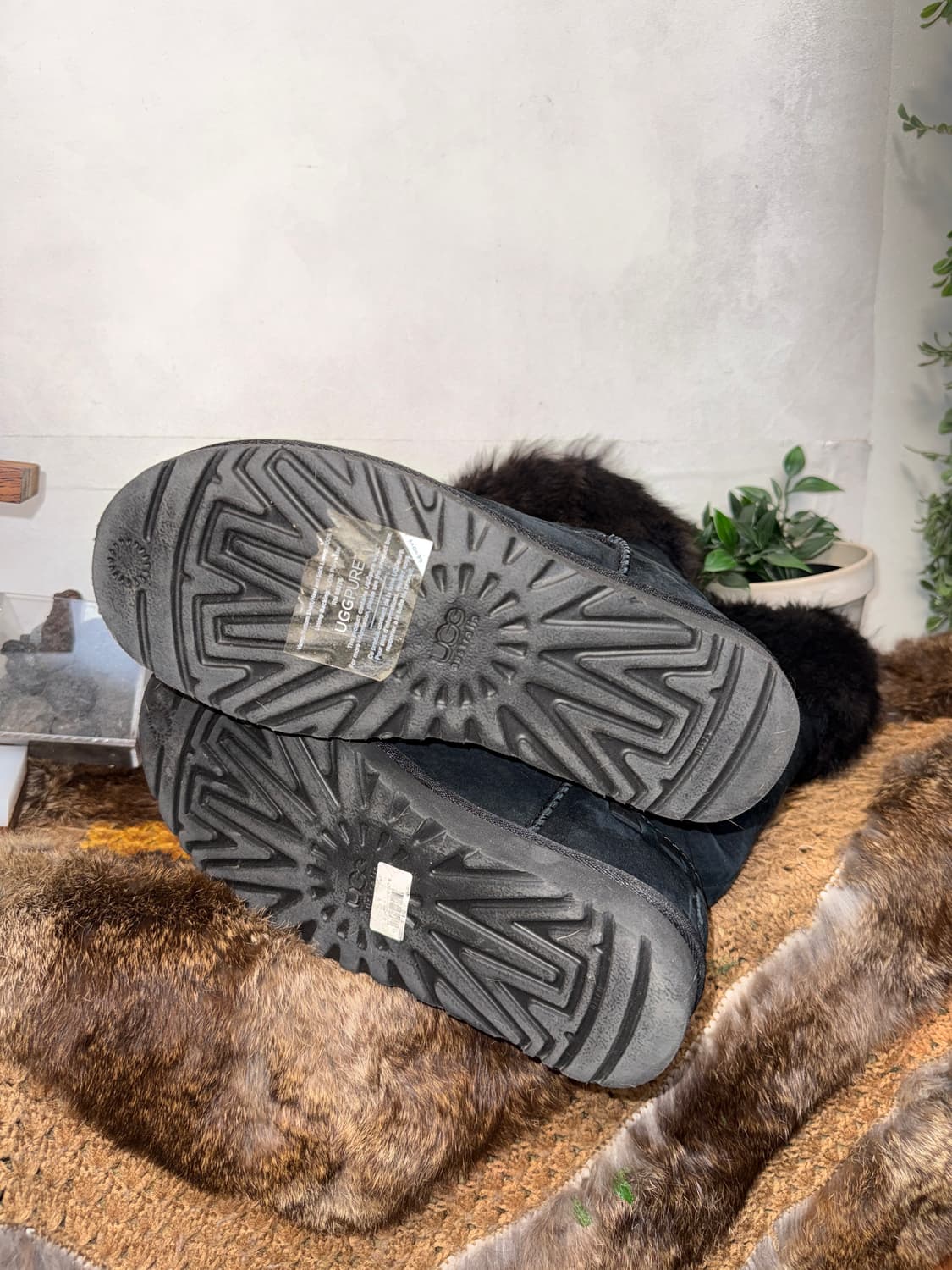 UGG Women’s Rosana black fur boots 상품이미지7