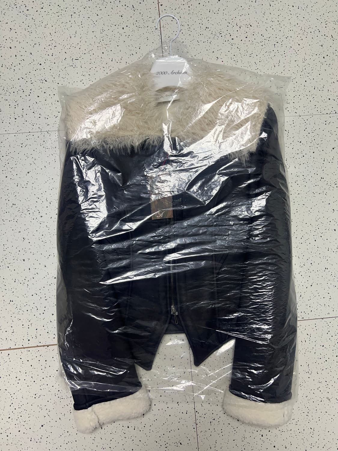 [새상품] 2000아카이브스 퍼 무스탕 블랙 상품이미지4