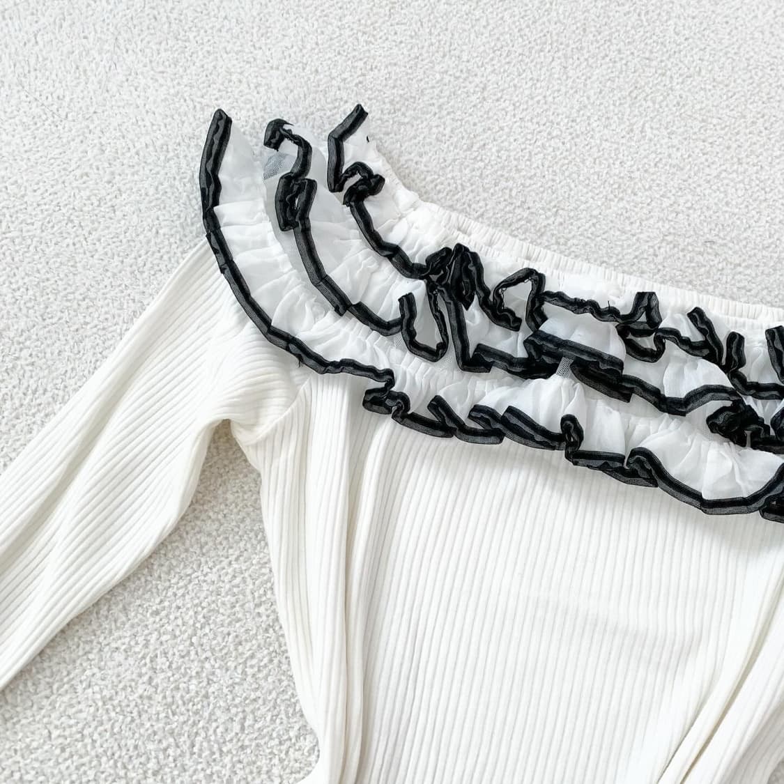 블랙앤화이트 프릴 리본 오프숄더 니트 상품이미지2