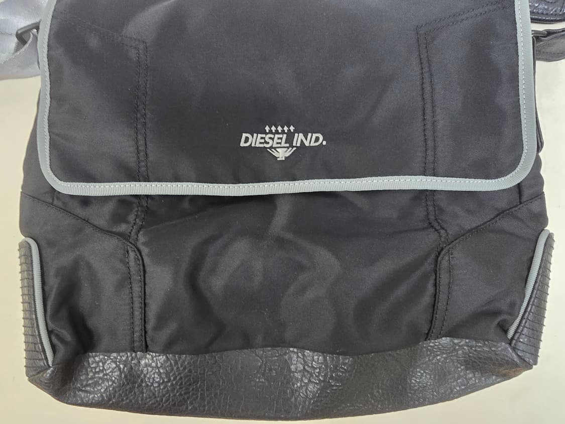 디젤 가죽배색 세련된 데일리 크로스백 상품이미지2