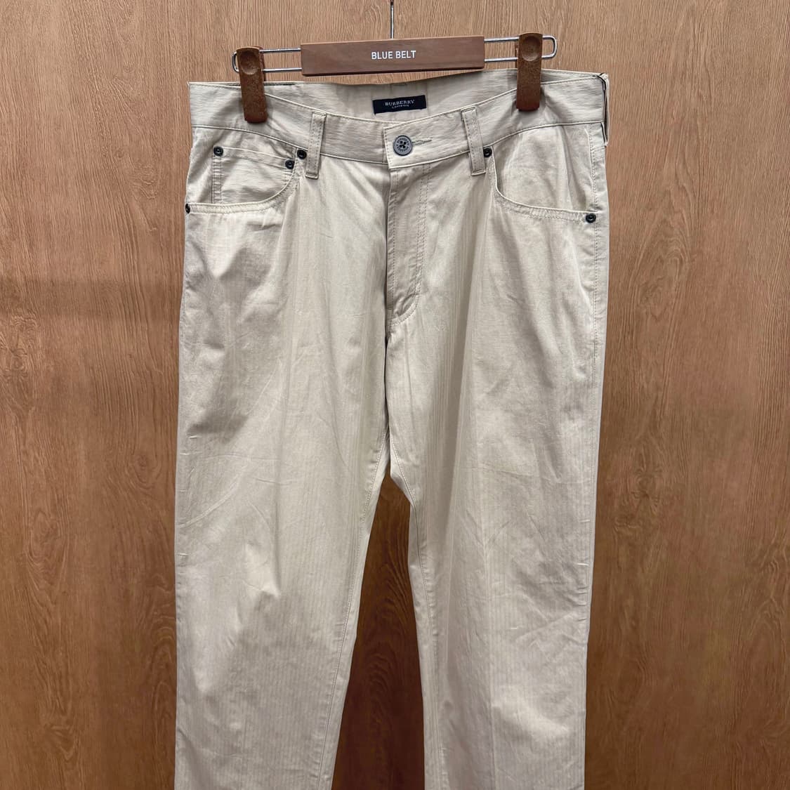 버버리 런던 슬랙스 팬츠 백 포켓 힙 요크 레더 패치 디테일 베이지 상품이미지4