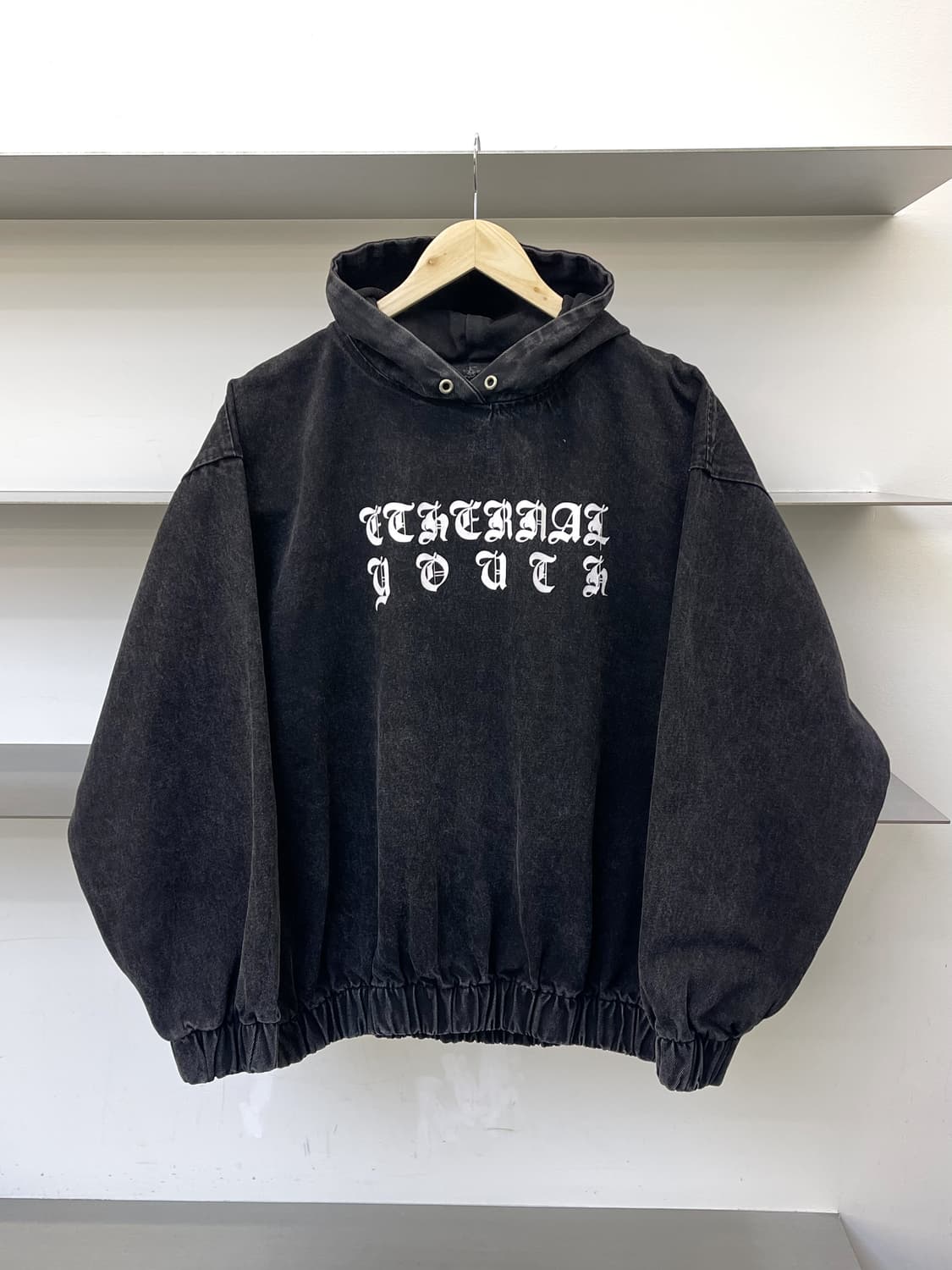 리버럴 유스 미니스트리 올드 잉글리쉬 데님 워시드 후드티 상품이미지1