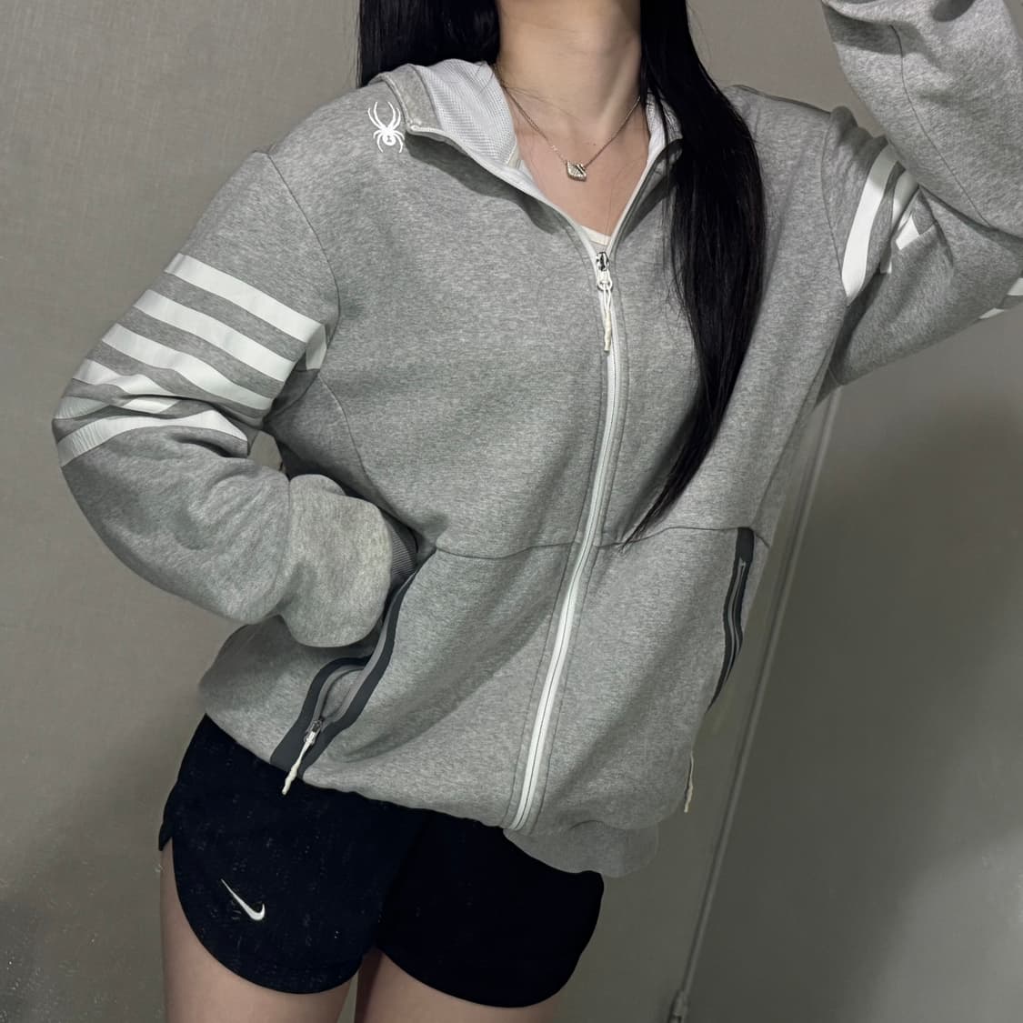 스파이더 육선 완장 그레이 배색 후드집업 🤍🩶 상품이미지1