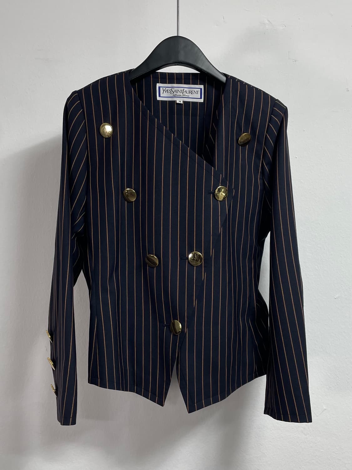 입생로랑 스트라이프 금장 브이넥 블레이저 (on.313)   상품이미지1