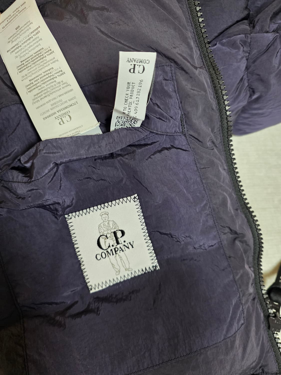 Cp컴퍼니 크롬R 나이트쉐이드 패딩 팝니다(새제품) 상품이미지5